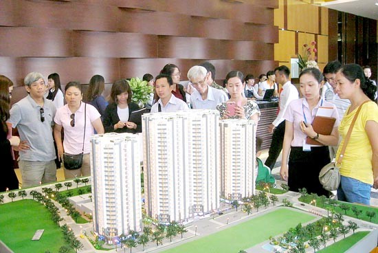 Customers learn about a real estate project in Ho Chi Minh City (Photo: SGGP)